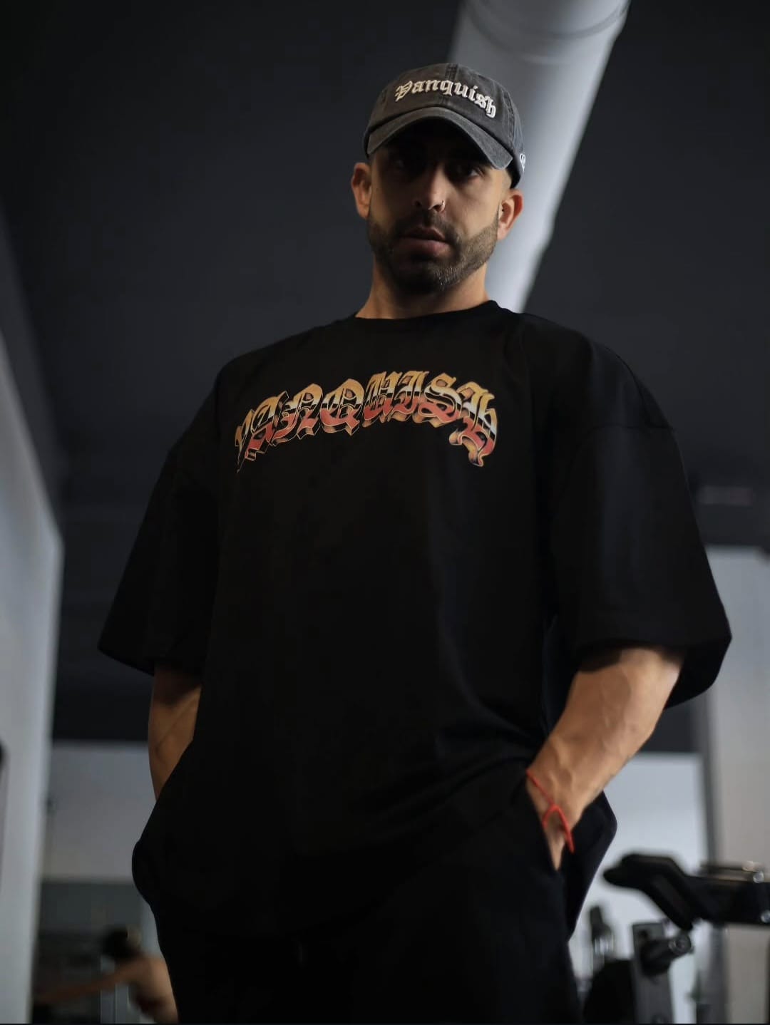 Edgar, entrenador personal, en el gimnasio con ropa de entrenamiento